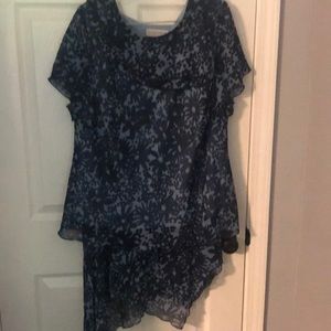 Women’s 2-piece top and skirt. Size 18W